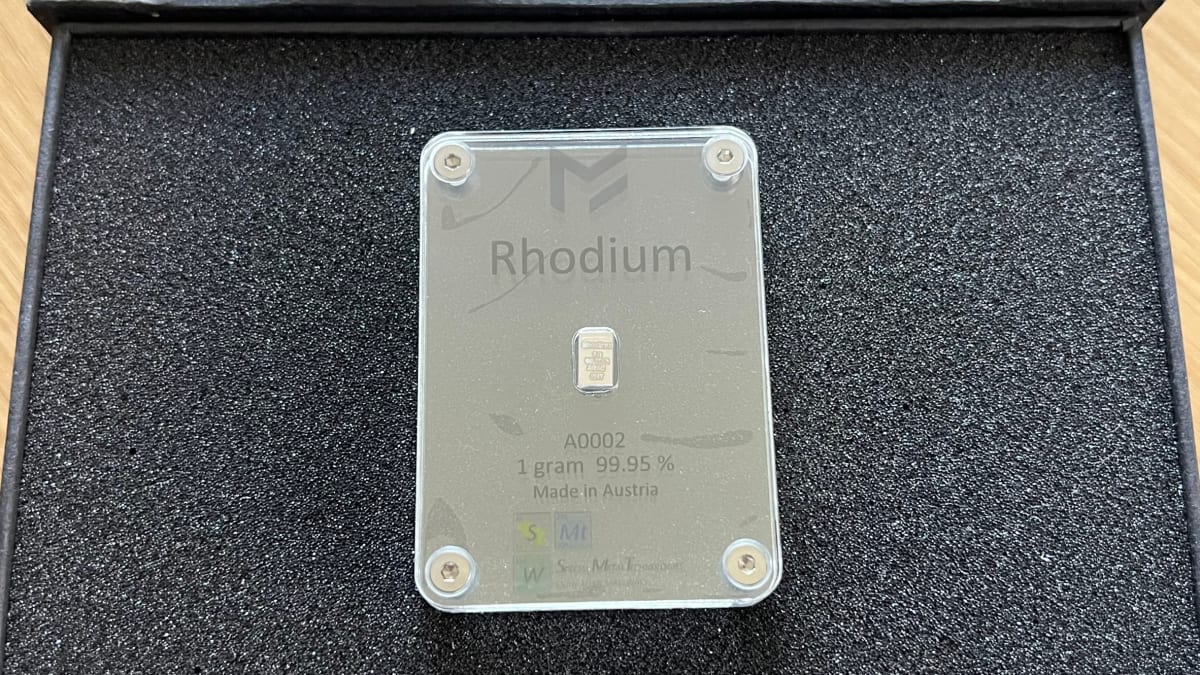 Rhodium 1-Gramm-Barren in Acrylgehäuse mit graviertem Text und MetaMetals-Logo, Rückansicht