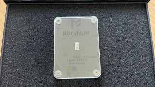 Rhodium 1-Gramm-Barren in Acrylgehäuse mit graviertem Text und MetaMetals-Logo, Rückansicht