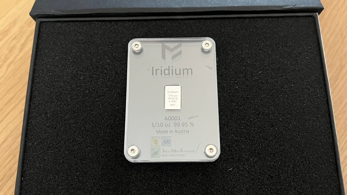 Iridium-Barren, ein Zehntel Unze, Rückseite in Schutzgehäuse mit MetaMetals-Logo und Seriennummer graviert, spiegelpoliert