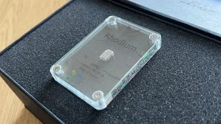 Rhodium-Barren, ein Gramm, in klarer Schutzbox, Rückseite mit eingraviertem MetaMetals-Logo und Spezifikationen