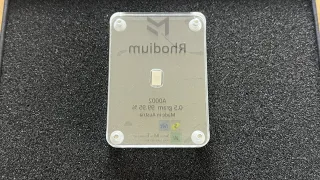 Rhodium-Barren 0,5g in transparentem Acrylgehäuse mit MetaMetals-Logo und Seriennummer