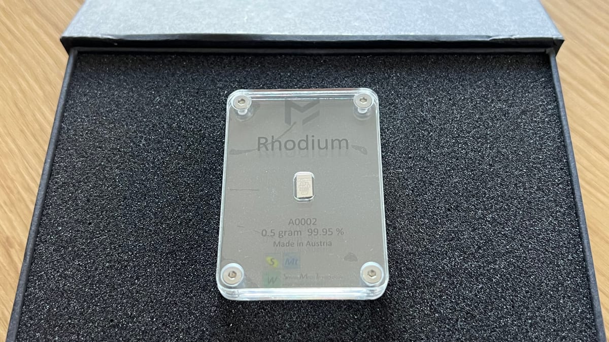 Rhodium 0,5g Barren Rückseite in klarem Acrylgehäuse, graviert mit Reinheitsmarke und MetaMetals Logo