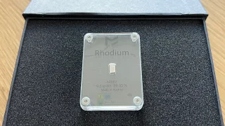 Rhodium 0,5g Barren Rückseite in klarem Acrylgehäuse, graviert mit Reinheitsmarke und MetaMetals Logo