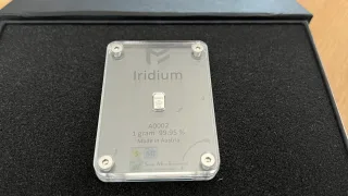 Iridium 1 Gramm Barren, spiegelpoliert, in klarem Acrylgehäuse mit Gravur, Reinheitsangabe 99,95% und MetaMetals-Logo